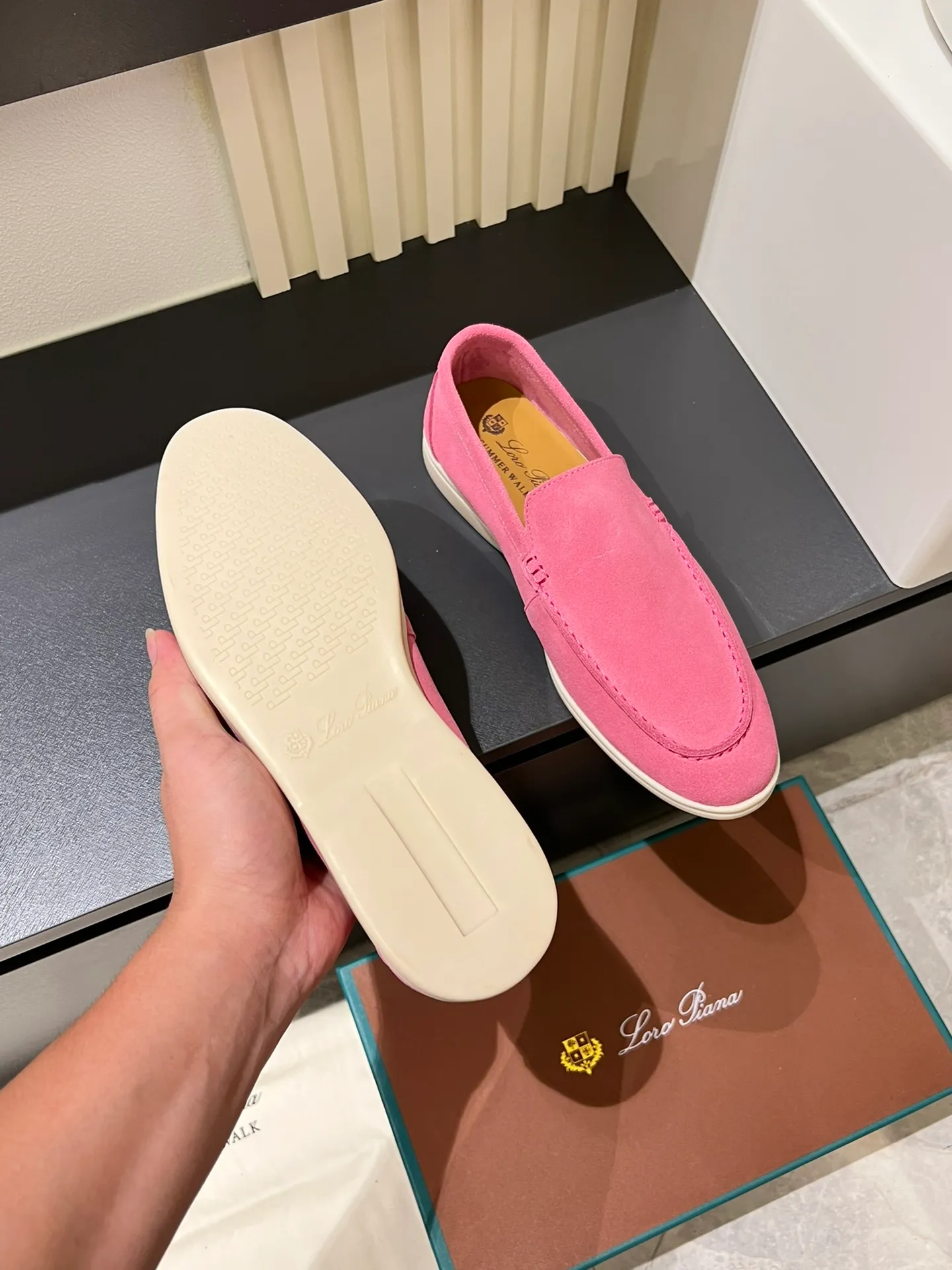 Men's shoes 💰p360 "Loro men's shoes 💰pian'*" Classic L men's shoes for couples 💰p Top version British flat loafers, a must-have item in old money style, the minimalist design is eye-catching and durable, a plus point for dressing The soft foot feel and texture are outstanding. They don’t scratch your feet and are very nice. They are matched with soft and waxy soles. They can be worn daily for a long time without getting tired. They are easy to wear, versatile and classic items, with perfect foot feel and texture! Imported cashmere fabric, the lining is made of imported A-grade water-dyed cow lining, the top version of the genuine leather midsole is sewn with pure handmade mark thread! Size: Female 35-40 (34. Customized) Male 38-44 (45.46. Customized)
